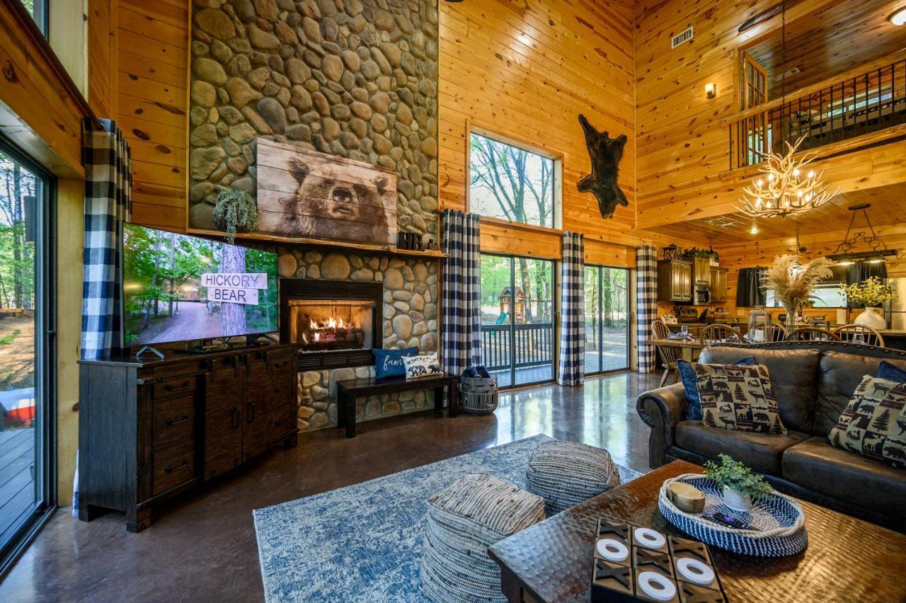 ברוקן בו Hickory Bear - Cabin Surrounded By Pines, Sleeps 10, Hot Tub, Fire Pit, Arcade, Foosball Table & Deck Slide מראה חיצוני תמונה