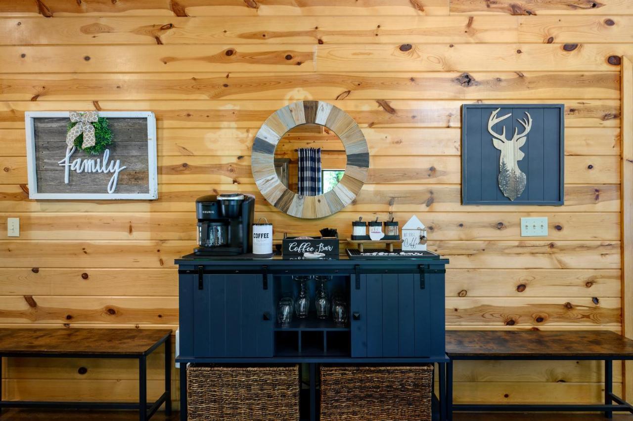 ברוקן בו Hickory Bear - Cabin Surrounded By Pines, Sleeps 10, Hot Tub, Fire Pit, Arcade, Foosball Table & Deck Slide מראה חיצוני תמונה