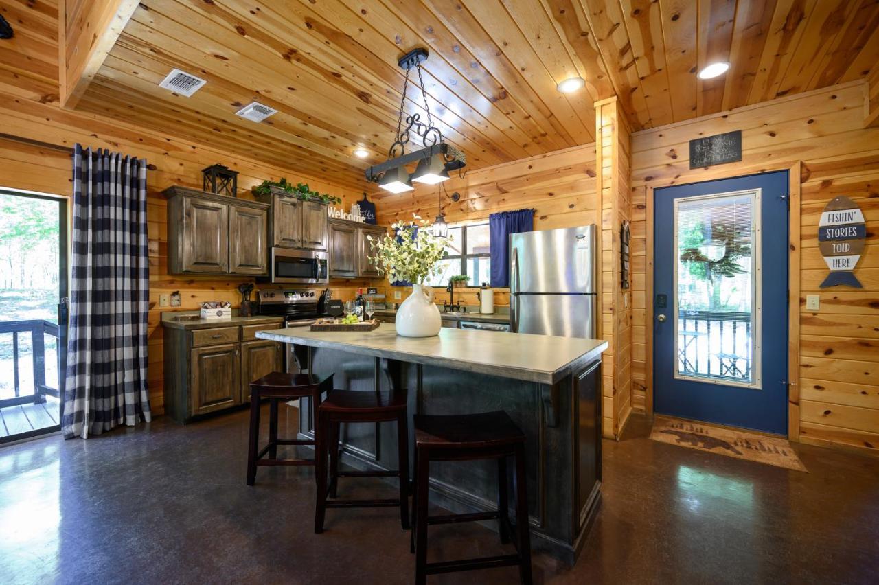 ברוקן בו Hickory Bear - Cabin Surrounded By Pines, Sleeps 10, Hot Tub, Fire Pit, Arcade, Foosball Table & Deck Slide מראה חיצוני תמונה