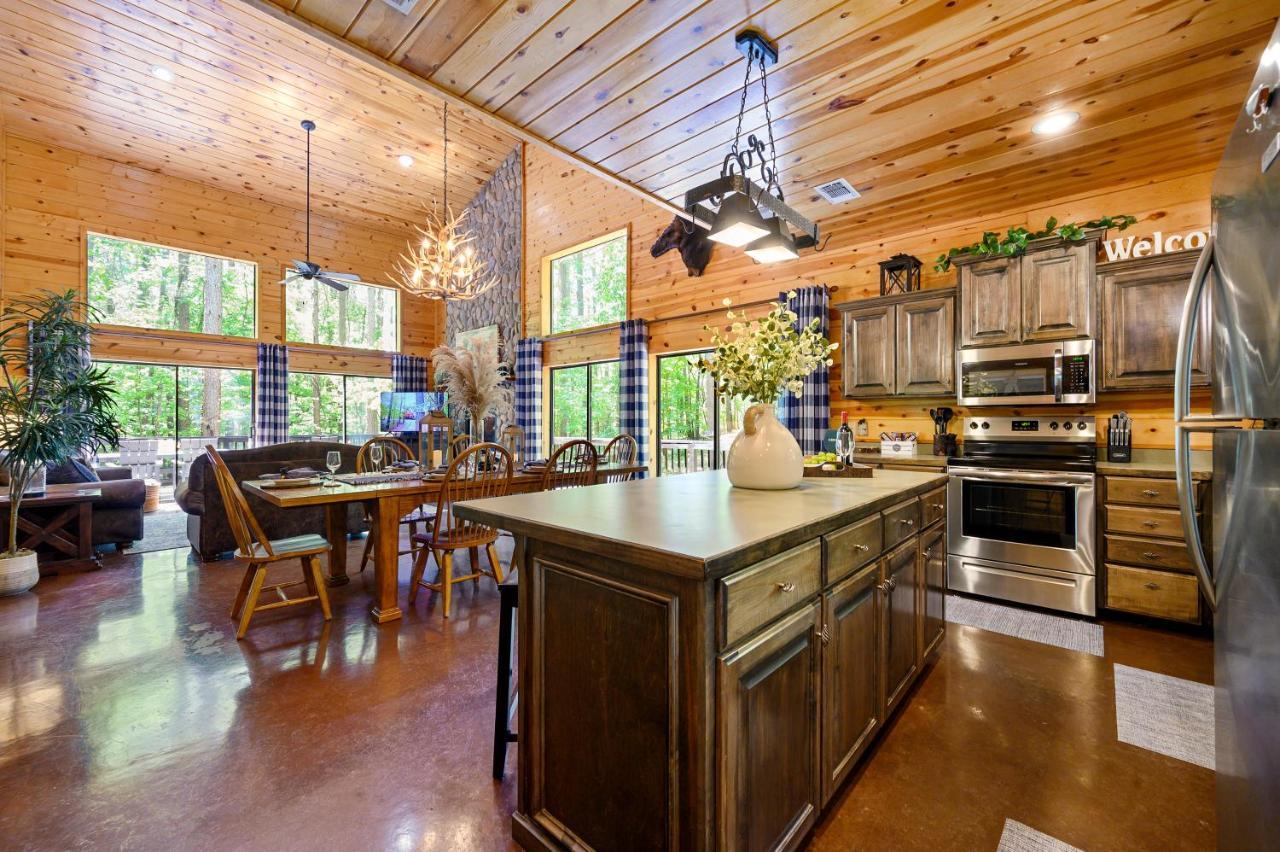 ברוקן בו Hickory Bear - Cabin Surrounded By Pines, Sleeps 10, Hot Tub, Fire Pit, Arcade, Foosball Table & Deck Slide מראה חיצוני תמונה