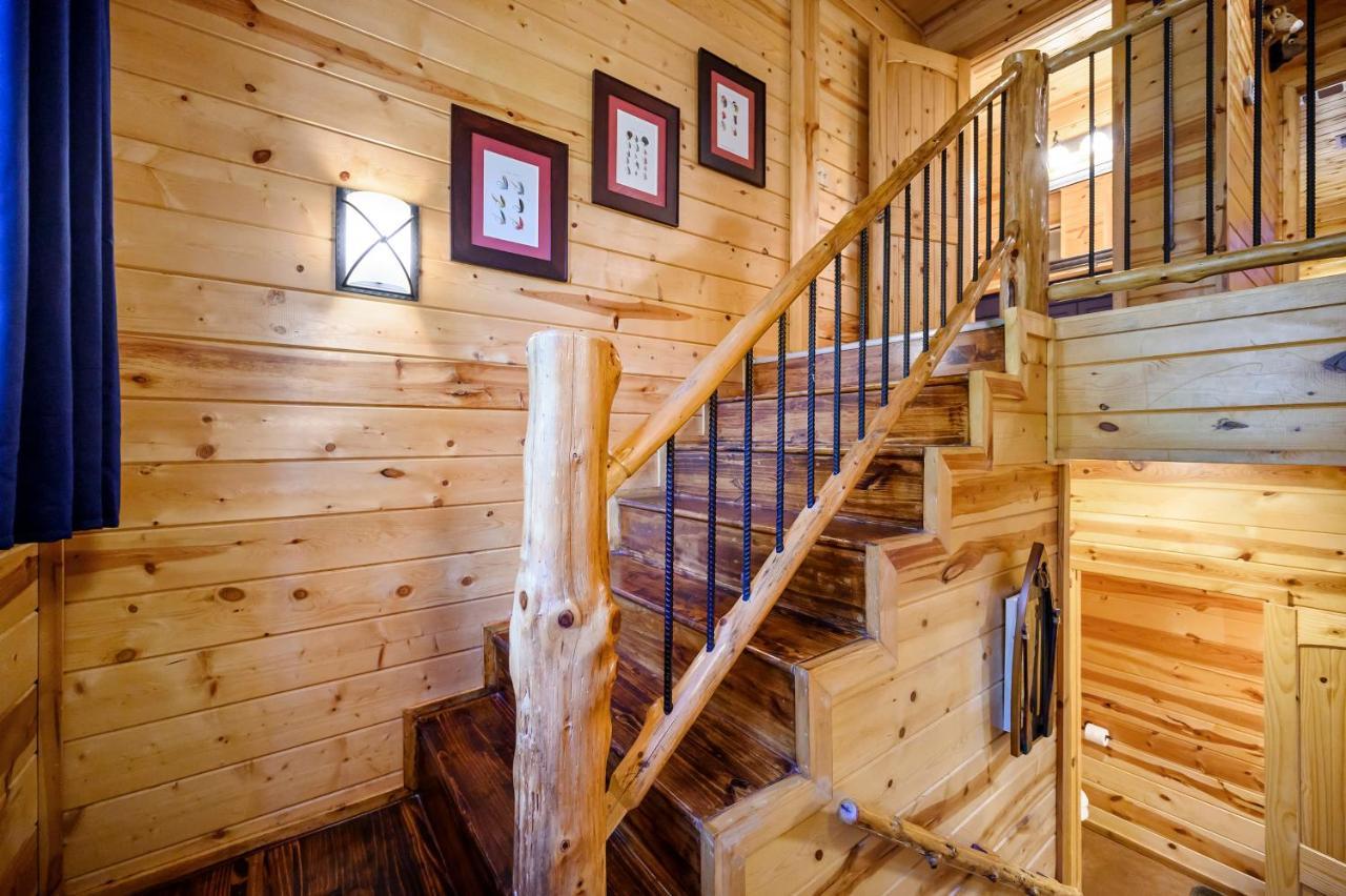 ברוקן בו Hickory Bear - Cabin Surrounded By Pines, Sleeps 10, Hot Tub, Fire Pit, Arcade, Foosball Table & Deck Slide מראה חיצוני תמונה