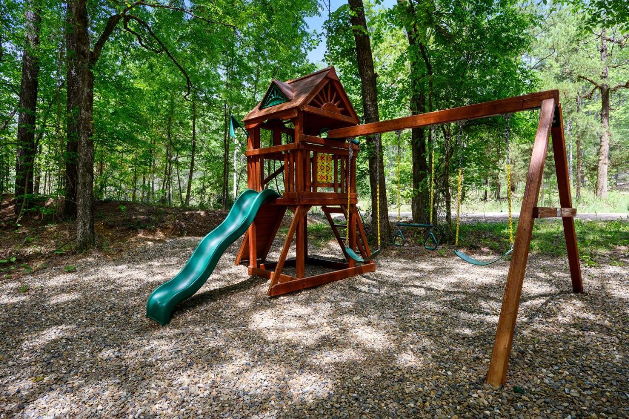 ברוקן בו Hickory Bear - Cabin Surrounded By Pines, Sleeps 10, Hot Tub, Fire Pit, Arcade, Foosball Table & Deck Slide מראה חיצוני תמונה