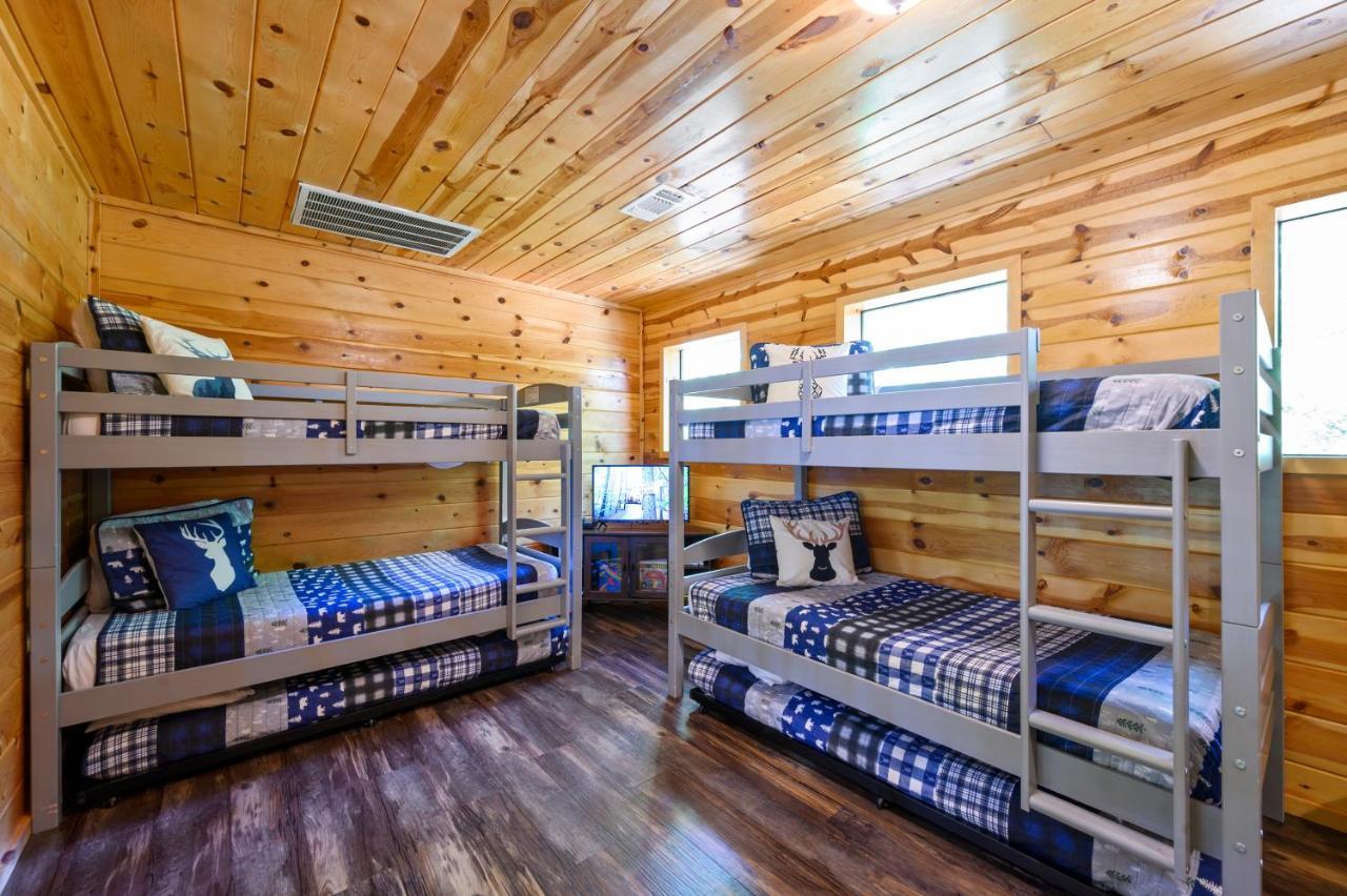 ברוקן בו Hickory Bear - Cabin Surrounded By Pines, Sleeps 10, Hot Tub, Fire Pit, Arcade, Foosball Table & Deck Slide מראה חיצוני תמונה