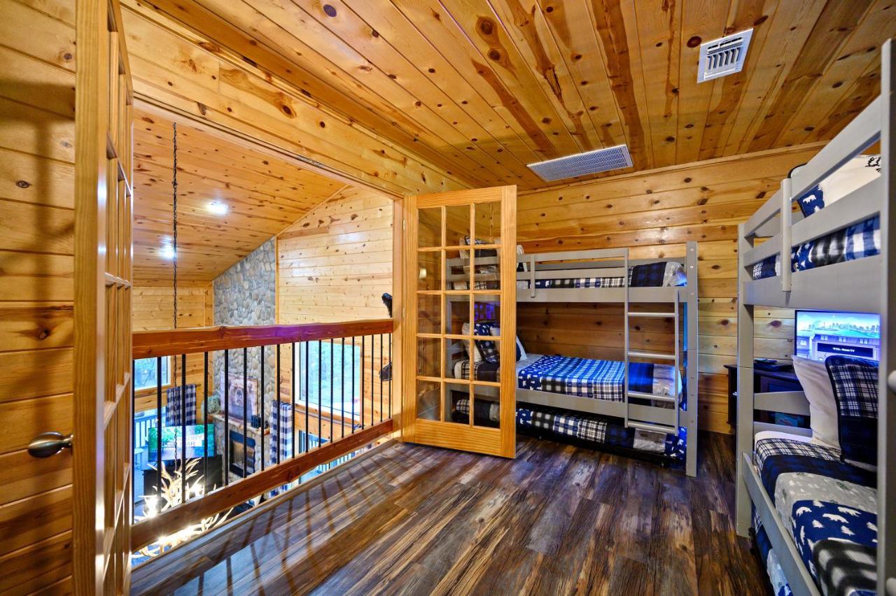 ברוקן בו Hickory Bear - Cabin Surrounded By Pines, Sleeps 10, Hot Tub, Fire Pit, Arcade, Foosball Table & Deck Slide מראה חיצוני תמונה